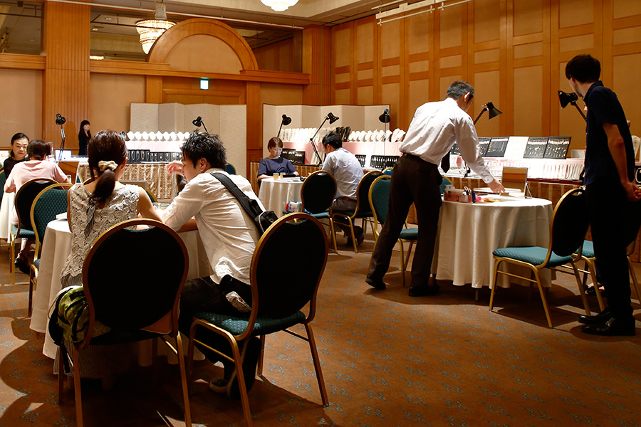 宝石のフォーラム展示会接客風景